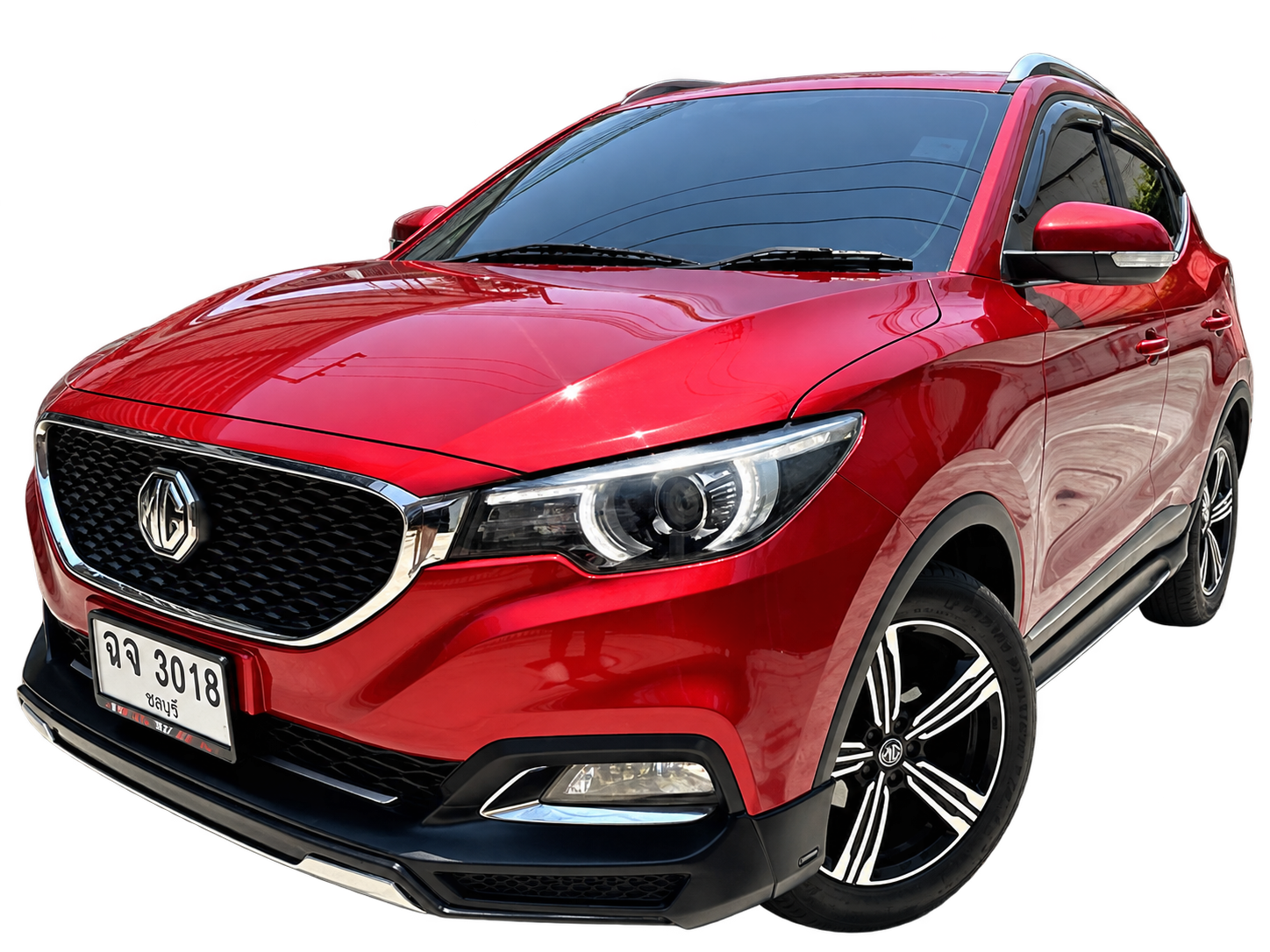 MG ZS สีแดง ตัดพื้นหลังจากภาพร้าน